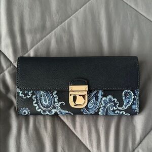Elegant Black and Blue Paisley Women's Clutch